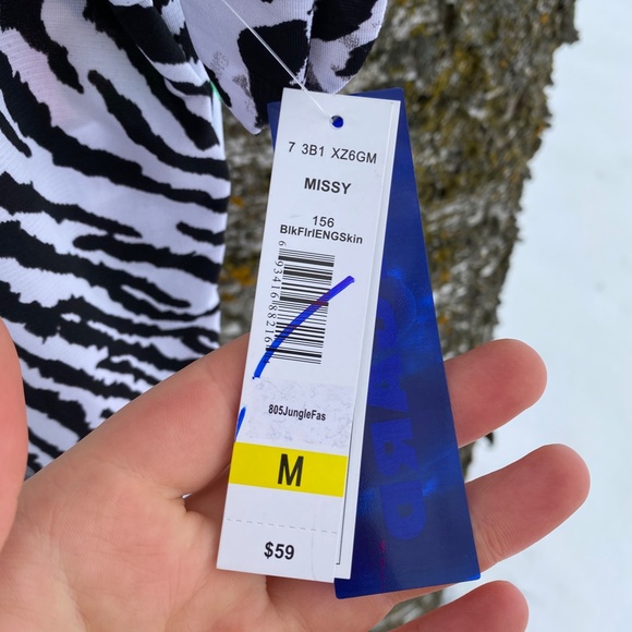 Woman's Top - Picture 3 of 4